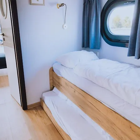 Houseboat At Marina With Views, Cleaning Included Uitgeest