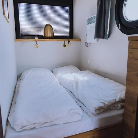 Houseboat At Marina With Views, Cleaning Included Uitgeest