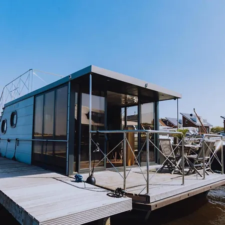 Houseboat At Marina With Views, Cleaning Included Botel