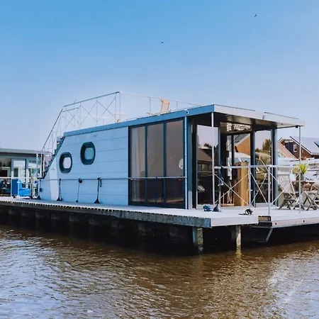 Houseboat At Marina With Views, Cleaning Included Botel Uitgeest