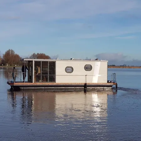 Houseboat At Marina With Views, Cleaning Included Botel