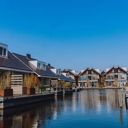 Houseboat At Marina With Views, Cleaning Included Uitgeest