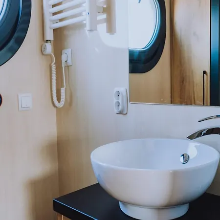 Houseboat At Marina With Views, Cleaning Included Botel