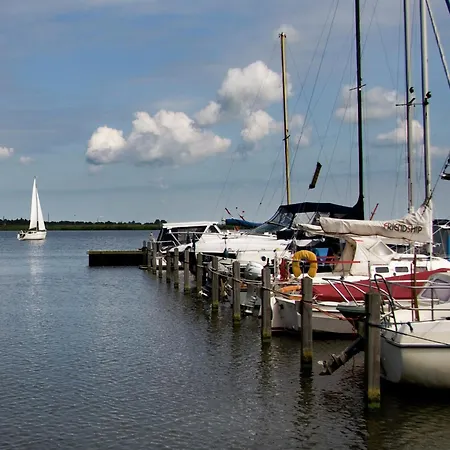 Houseboat At Marina With Views, Cleaning Included Uitgeest