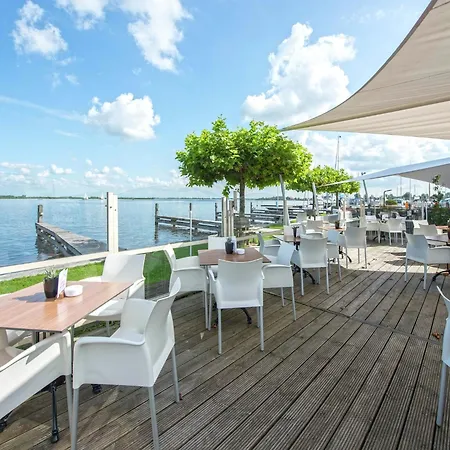 Botel Houseboat At Marina With Views, Cleaning Included Uitgeest