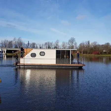 Houseboat At Marina With Views, Cleaning Included Botel *